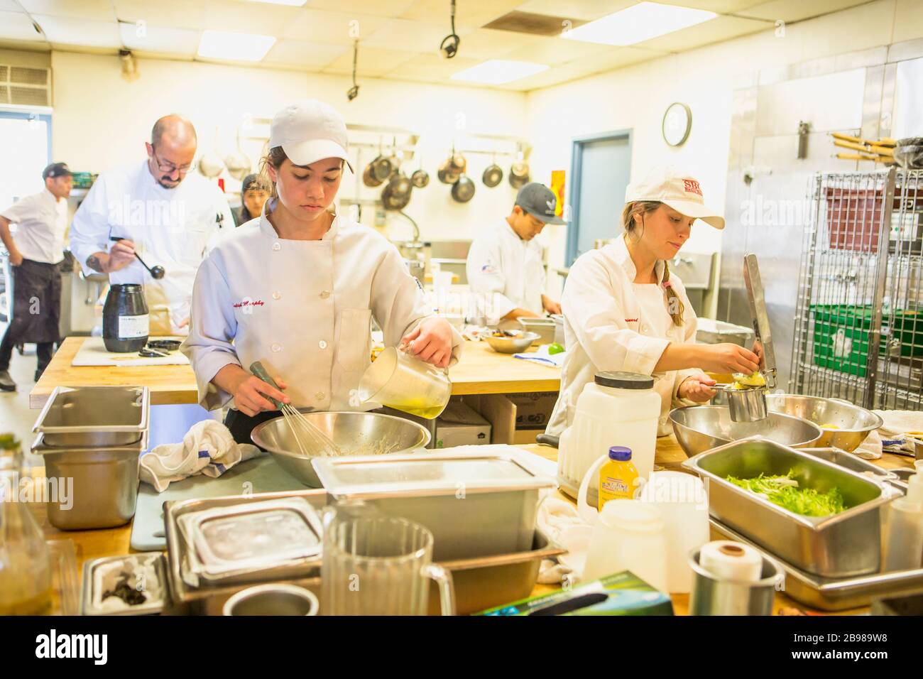 Chef Fredericks dans la cuisine commerciale, École des arts culinaires et de la gestion de l'hôtel, Santa Barbara City College, Santa Barbara, Californie Banque D'Images