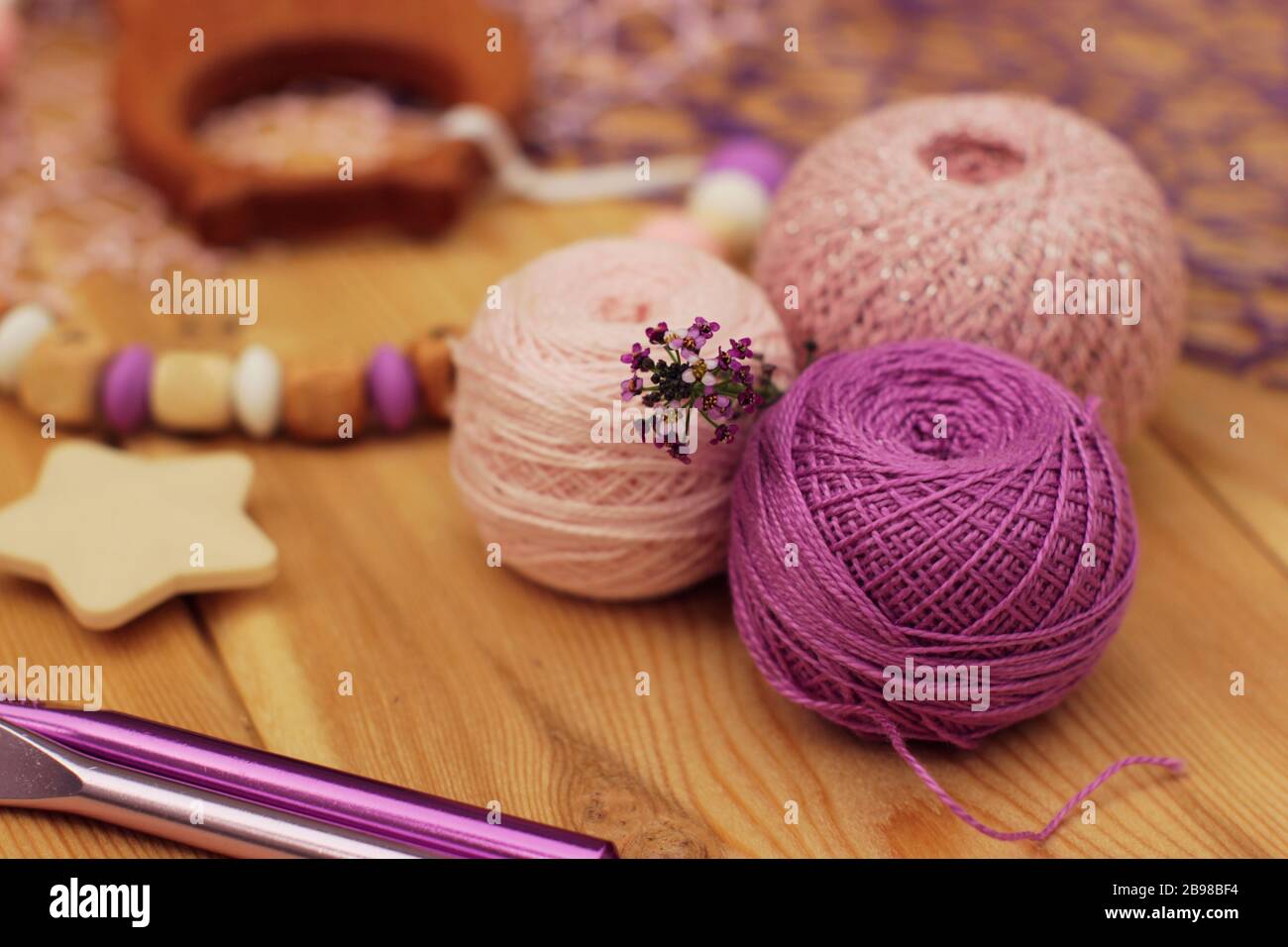 balles et crochets de fils de crochet roses et violets Banque D'Images