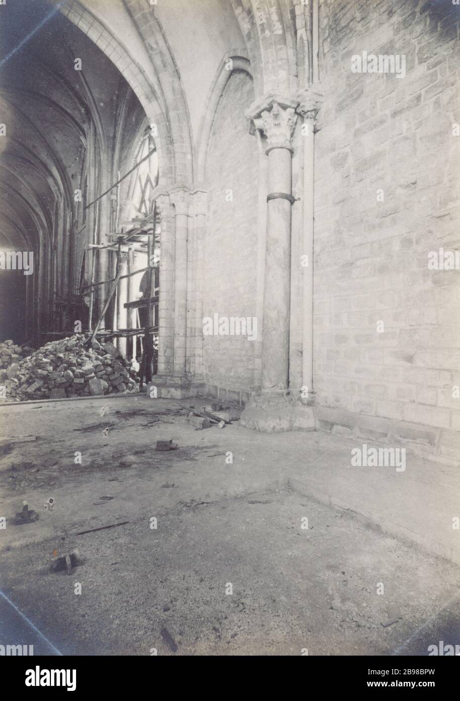 ÉGLISE DE SAINT-PIERRE Église Saint-Pierre, colonie de marbre venant d'un temple de Mars. Paris (XVIIIème arr.), 10 septembre 1904. Paris, musée Carnavalet. Banque D'Images