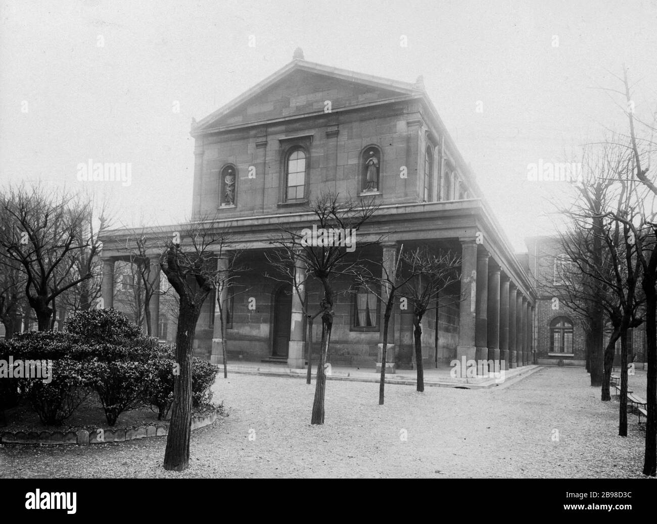 254 RUE DU FAUBOURG SAINT-ANTOINE 254, rue du faubourg Saint-Antoine (façade supérieure de la chapelle). Paris (XIIème arr.). Photo de Charles Lansiaux (1855-1939). Paris, musée Carnavalet. Banque D'Images