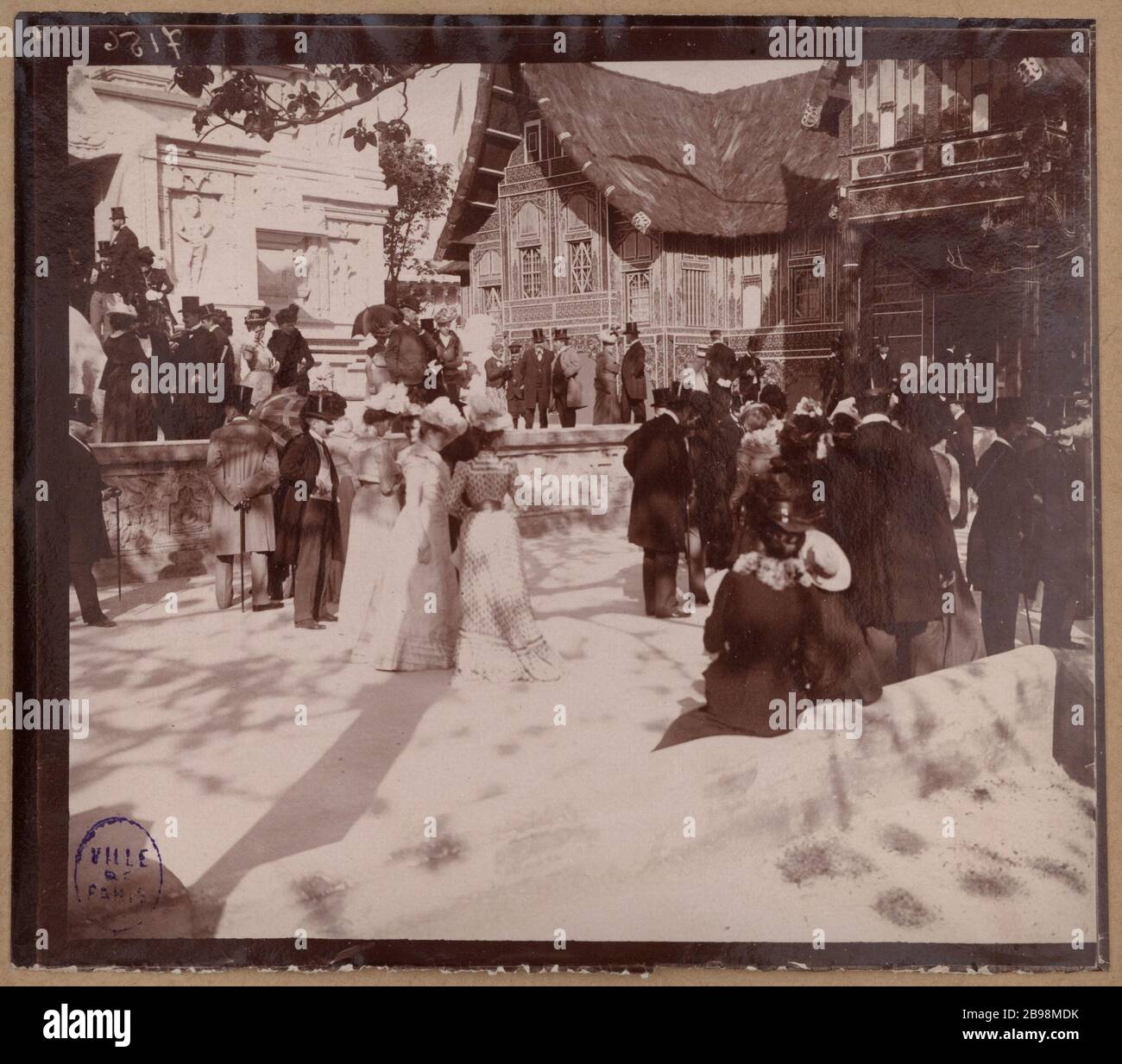 Foule devant l'un des pavillons de l'exposition World Expo 1900, champs de Mars, 7ème District exposition universelle universelle de 1900. Foule devant un des pavillons de l'exposition, sur le champs-de-Mars. Paris (VIIIème arr.). Photographe anonyme. Rage au gélatino-chlorure d'argent, 1900. Paris, musée Carnavalet. Banque D'Images