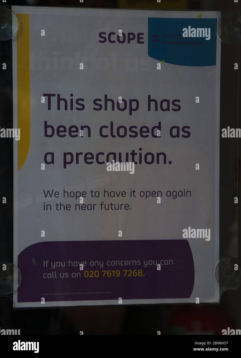 Connectez-vous à la fenêtre de la boutique de charité Scope en raison de la pandémie de coronavirus. Stourbridge. West Midlands Banque D'Images