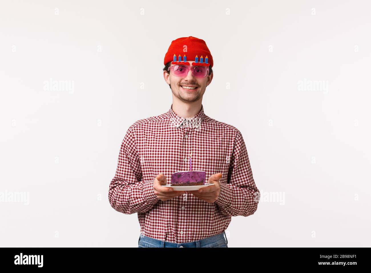 Concept De Celebration De Vacances Et De Style De Vie Drole Et Mignon Adulte Barbu Gars Dans Des Verres De B Day Et Beanie Hipster Rouge Tenant Le Gateau D Anniversaire Avec Eclaire Photo