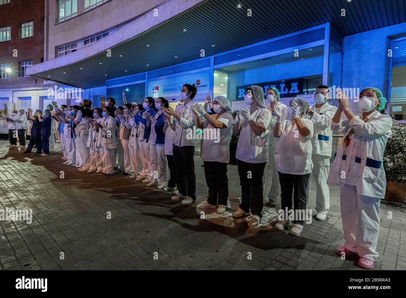 Le personnel médical a clap les mains à l'entrée de l'hôpital Fundación Jiménez Díaz, à Madrid, pour remercier les gens de leur soutien lorsqu'ils combattent le coronavirus. Tous les jours depuis que le verrouillage a été mis en place le 14 mars, les madrilènos prennent leurs balcons pour applaudir et soutenir le personnel médical qui lutte contre le coronavirus. Banque D'Images