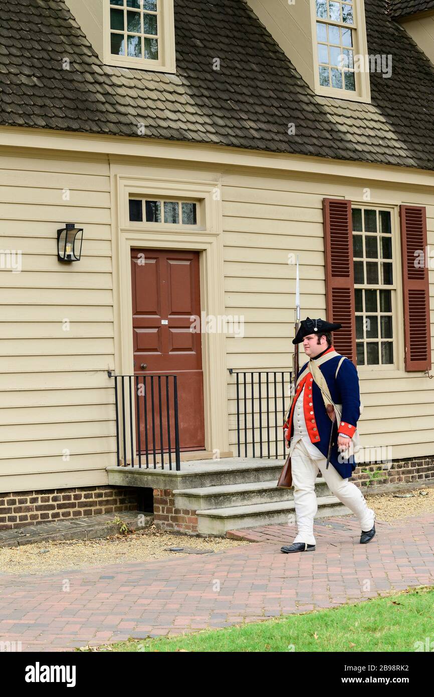 Interprète militaire colonial Williamsburg en costume. Banque D'Images