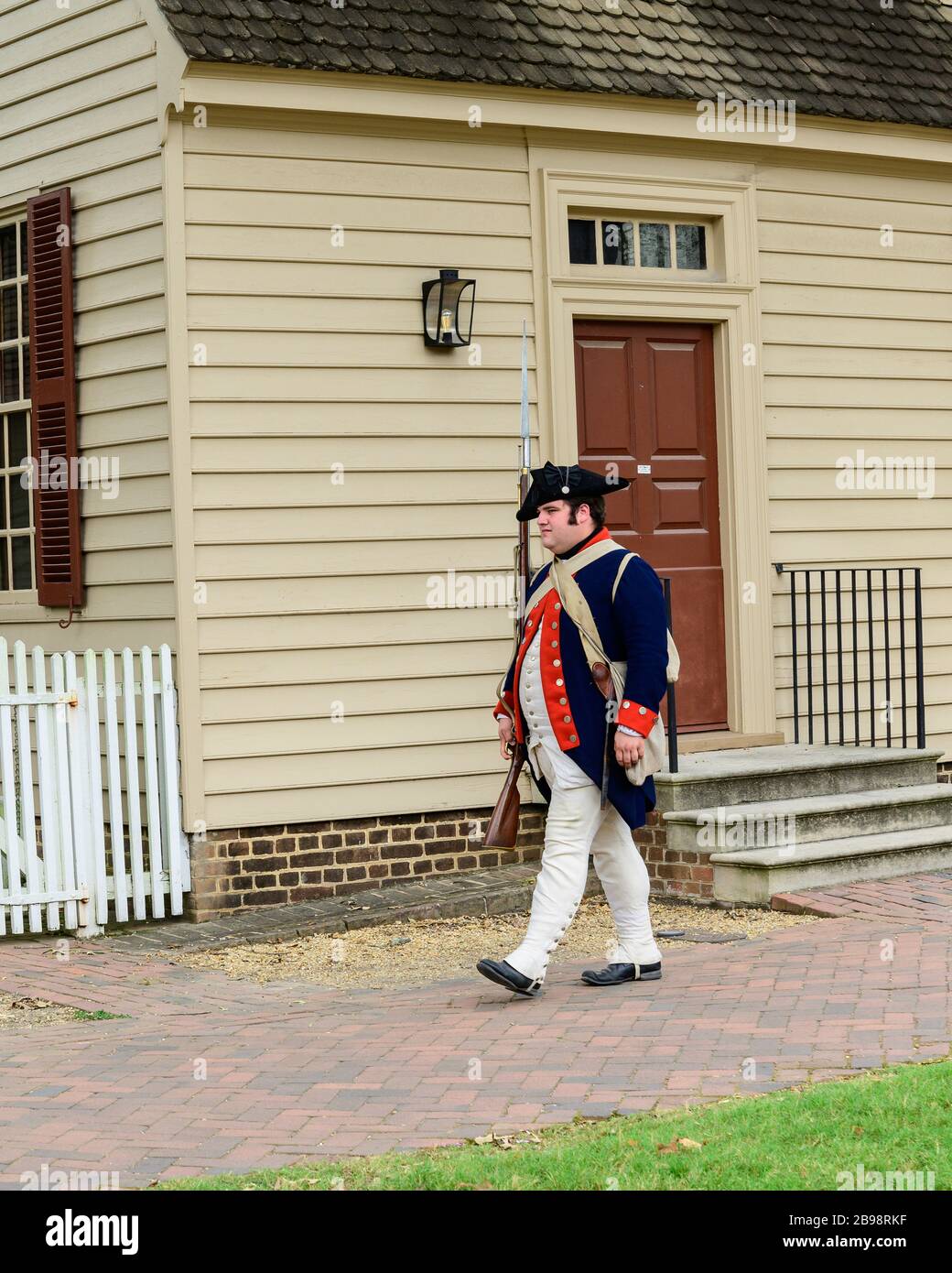 Interprète militaire colonial Williamsburg en costume. Banque D'Images