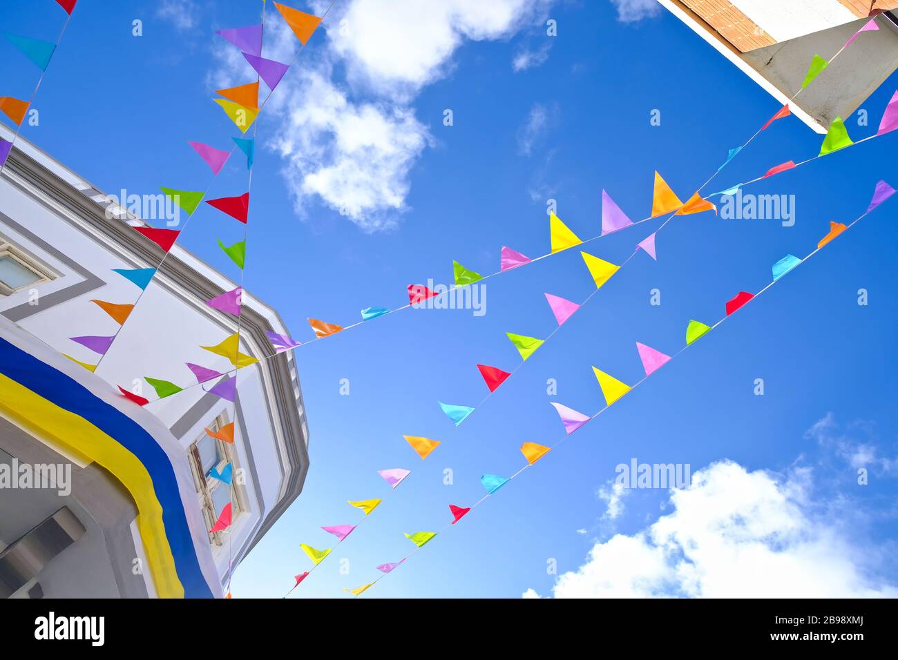 Ciel sur Gran Canaria, drapeaux colorés et maisons décorées, fiesta Time. Banque D'Images