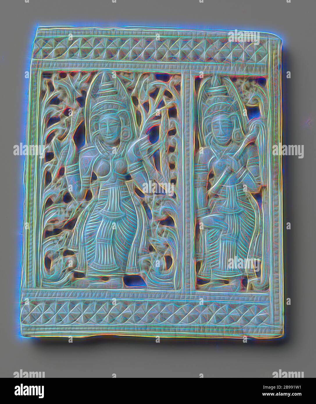 Fragment d'un peigne à cheveux, relief ouvert avec une représentation de  deux déesses debout, à gauche est la déesse de l'amour Rati avec un arc de  canne à sucre, à droite un