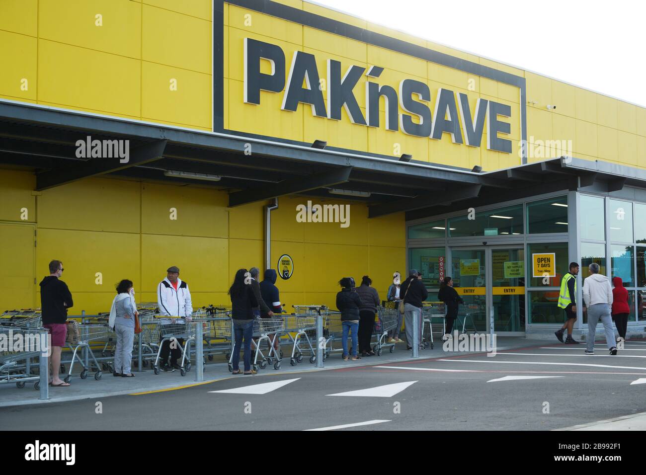 Les gens font la queue en dehors de la remise supermarché Pak'nSave deux jours avant le coronavirus covid-19 niveau quatre auto isolation verrouillage en Nouvelle-Zélande. Banque D'Images