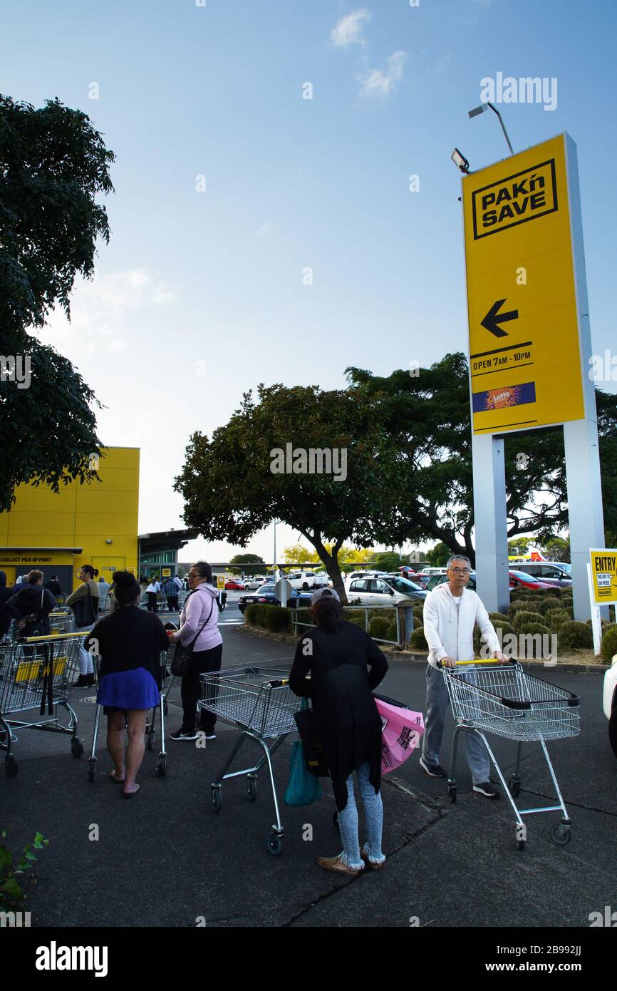 Les gens font la queue en dehors de la remise supermarché Pak'nSave deux jours avant le coronavirus covid-19 niveau quatre auto isolation verrouillage en Nouvelle-Zélande. Banque D'Images