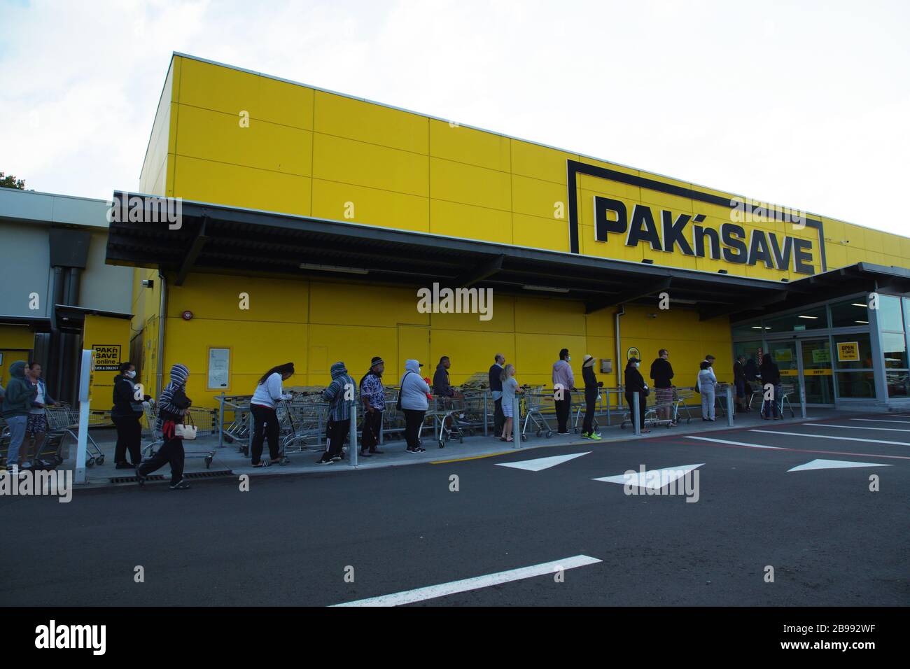 Les gens font la queue en dehors de la remise supermarché Pak'nSave deux jours avant le coronavirus covid-19 niveau quatre auto isolation verrouillage en Nouvelle-Zélande. Banque D'Images