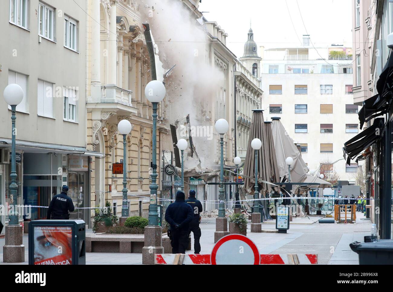 (200324) -- ZAGREB, le 24 mars 2020 (Xinhua) -- les gens démolissent la façade d'un bâtiment par mesure de précaution après un tremblement de terre à Zagreb, Croatie, le 23 mars 2020. Une série de répliques ont continué à hochet la capitale croate Zagreb lundi après un séisme de magnitude 5,4 qui a gravement endommagé la ville un jour plus tôt. Le ministre croate de l'intérieur, Davor Bozinovic, a confirmé lundi qu'il y avait plus de 250 bâtiments endommagés, dont de nombreuses reliques culturelles. Plus de 7 000 propriétés signalées pour l'évaluation des dommages. (Sanjin Strukic/Pixsell via Xinhua) Banque D'Images