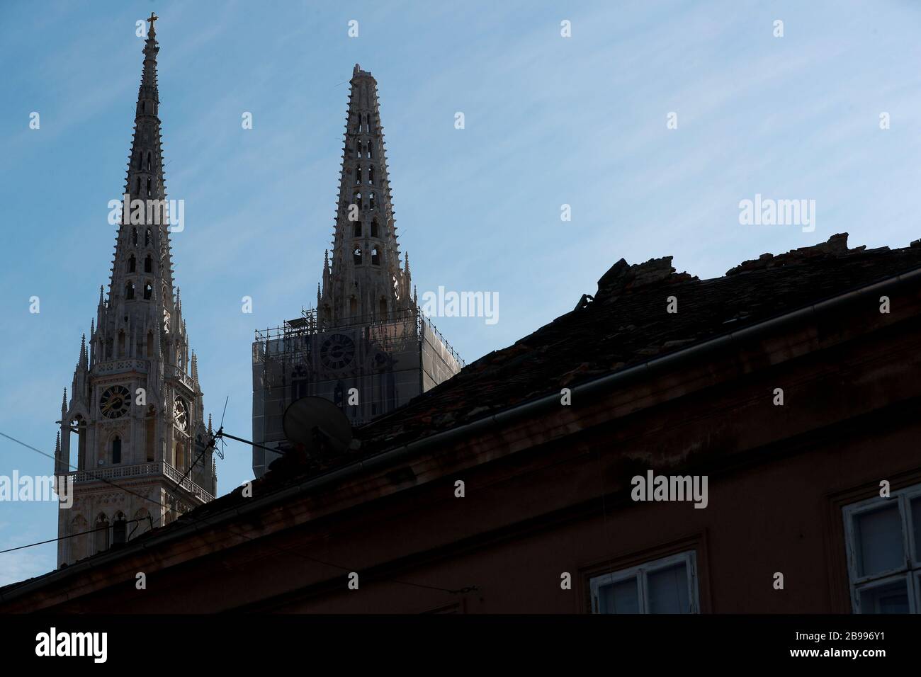 (200324) -- ZAGREB, le 24 mars 2020 (Xinhua) -- la photo prise le 23 mars 2020 montre la flèche de la cathédrale de Zagreb endommagée par un tremblement de terre à Zagreb, en Croatie. Une série de répliques ont continué à hochet la capitale croate Zagreb lundi après un séisme de magnitude 5,4 qui a gravement endommagé la ville un jour plus tôt. Le ministre croate de l'intérieur, Davor Bozinovic, a confirmé lundi qu'il y avait plus de 250 bâtiments endommagés, dont de nombreuses reliques culturelles. Plus de 7 000 propriétés signalées pour l'évaluation des dommages. (Sanjin Strukic/Pixsell via Xinhua) Banque D'Images