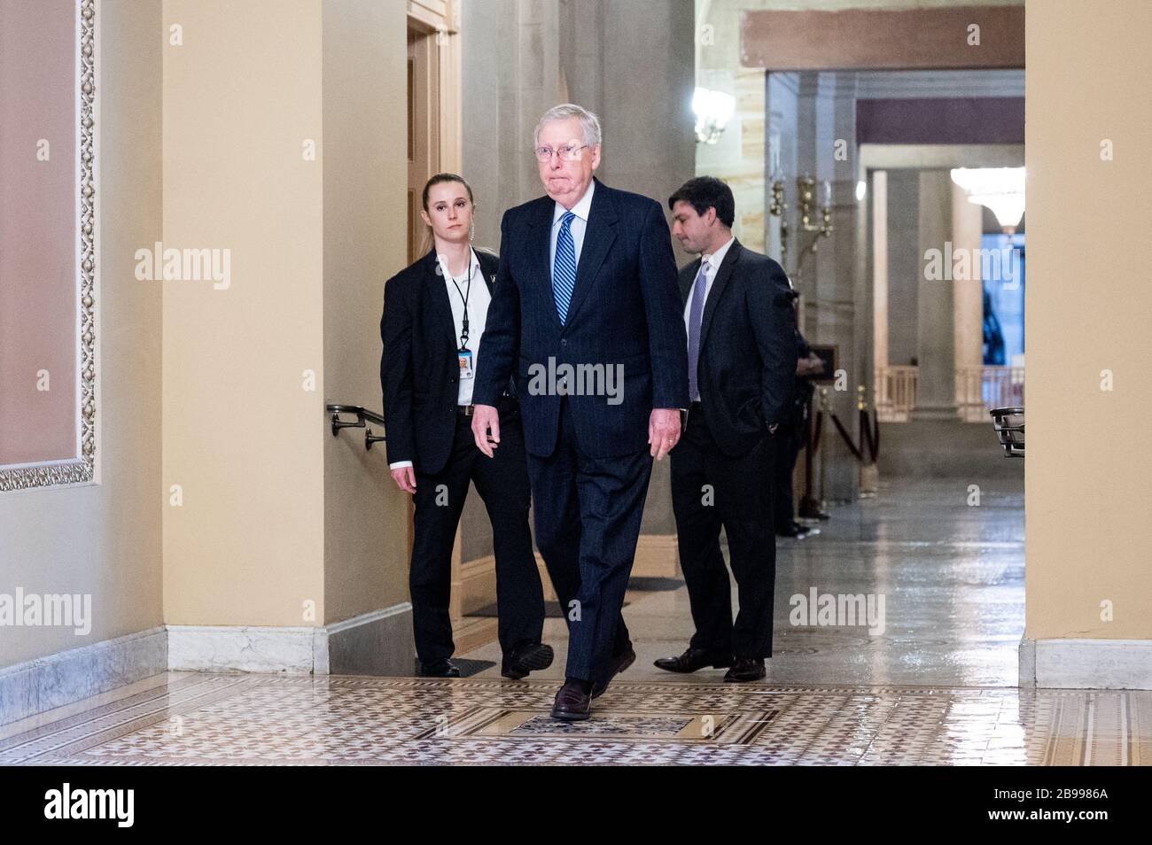Le sénateur américain Mitch McConnell (R-KY) se dirige vers la Chambre du Sénat. Banque D'Images