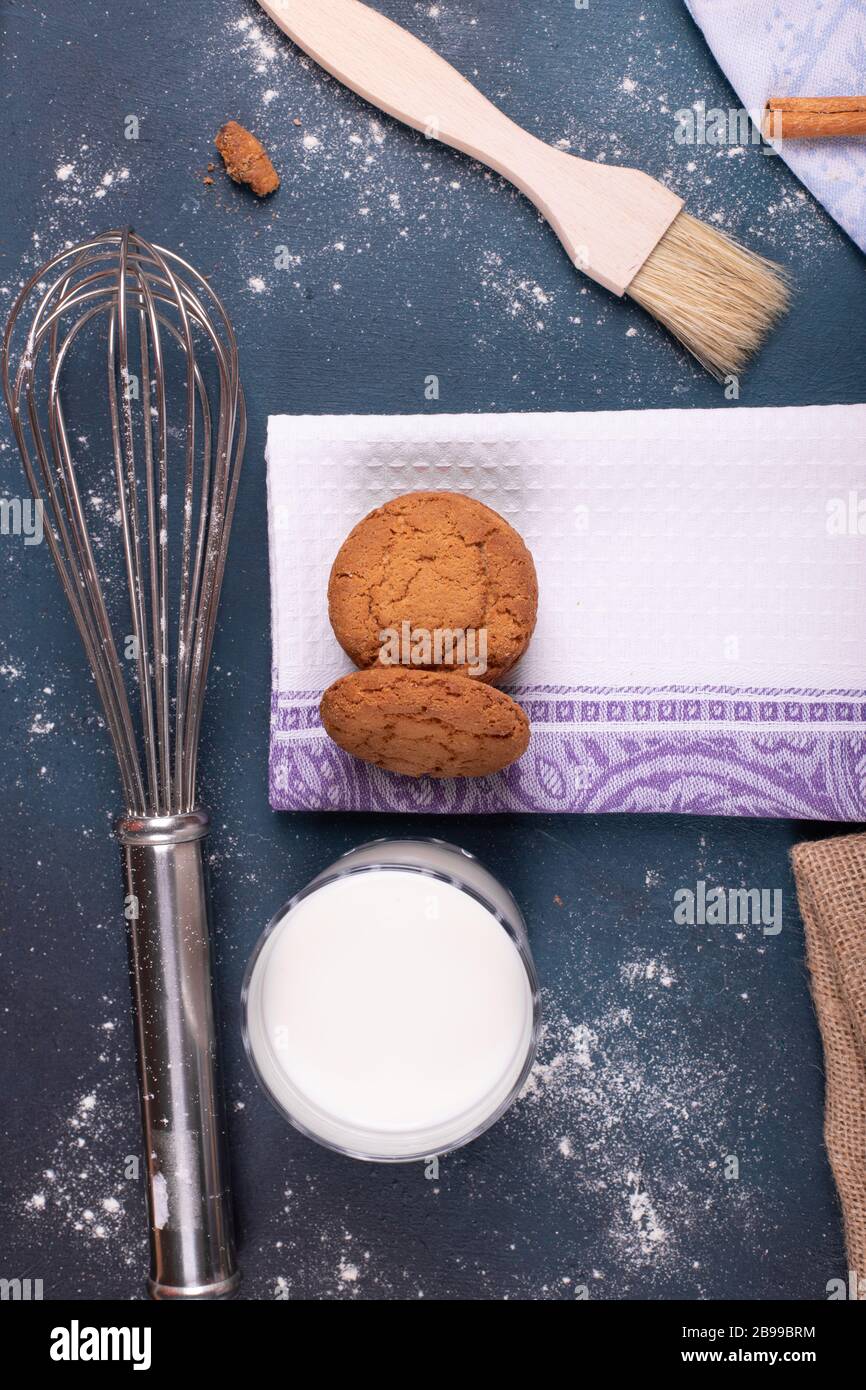 Tasse de lait avec biscuits et brosse Banque D'Images