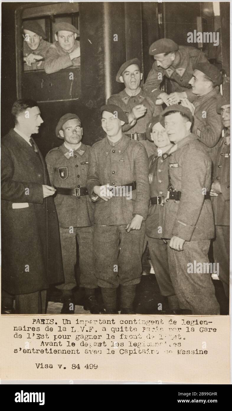 PARIS. Un grand contingent de la Légion / les gens de L.V.F. ont quitté Paris par la gare / est pour gagner le front est. / avant de commencer les légionnaires / parlez avec le capitaine Messina / v Visa. 84499 Agence LAPI (les Actualités photographiques internationales). « PARIS. Un important contingent de légion- / naires de la L.V.F. a quitté Paris par la Gare / de l'est pour gagner le front de l'est. / avant le début les légionnaires / s'entretien avec le Capitaine de Messine / Visa v. 84499''. Groupe d'hommes prenant part à la Légion des vols English gare de l'est à Paris discothèque avec le capit Banque D'Images
