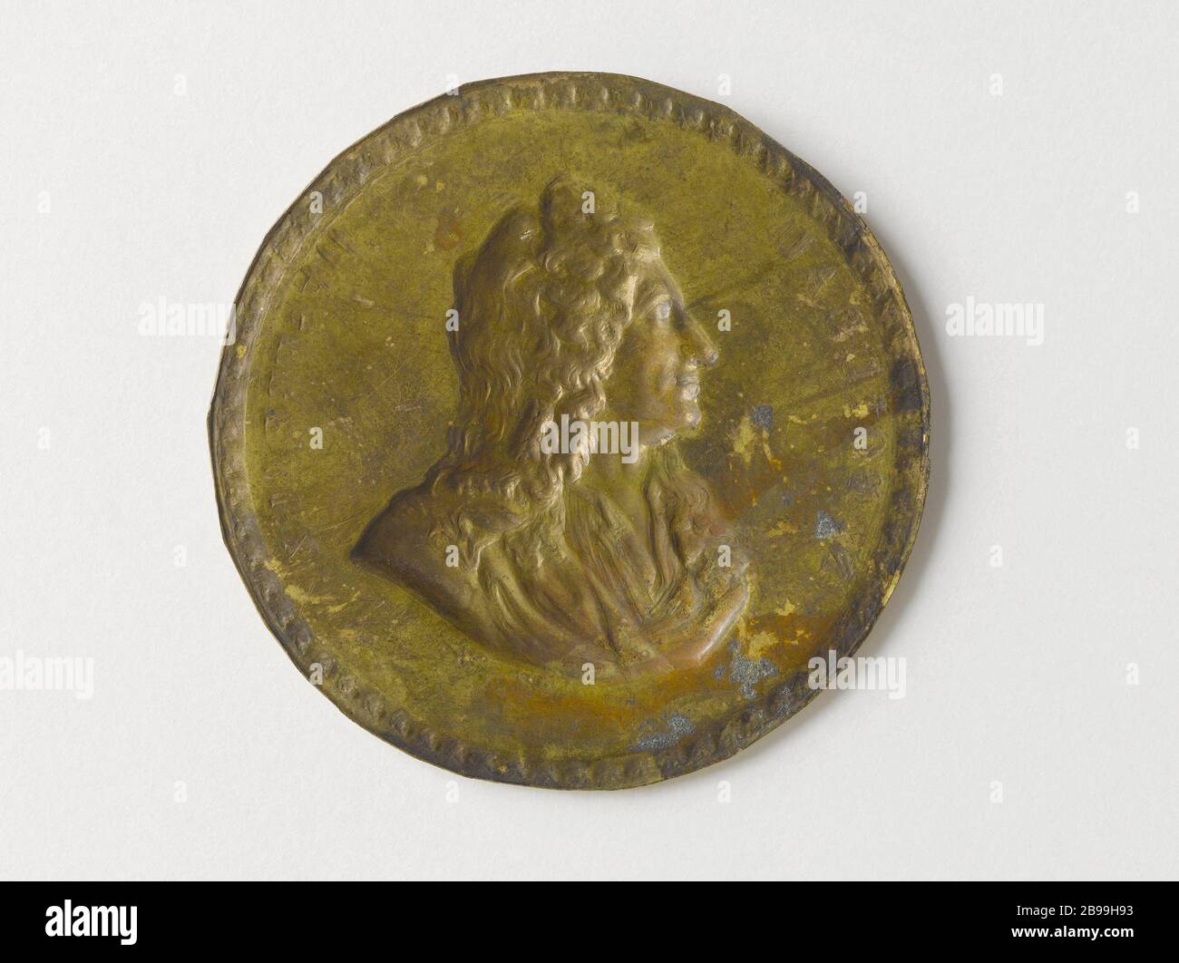 Nicolas Boileau dit Anonyme. 'Nicolas Boileau (1636-1711)'. Cuivre repousé doré. Paris, musée Carnavalet. Banque D'Images