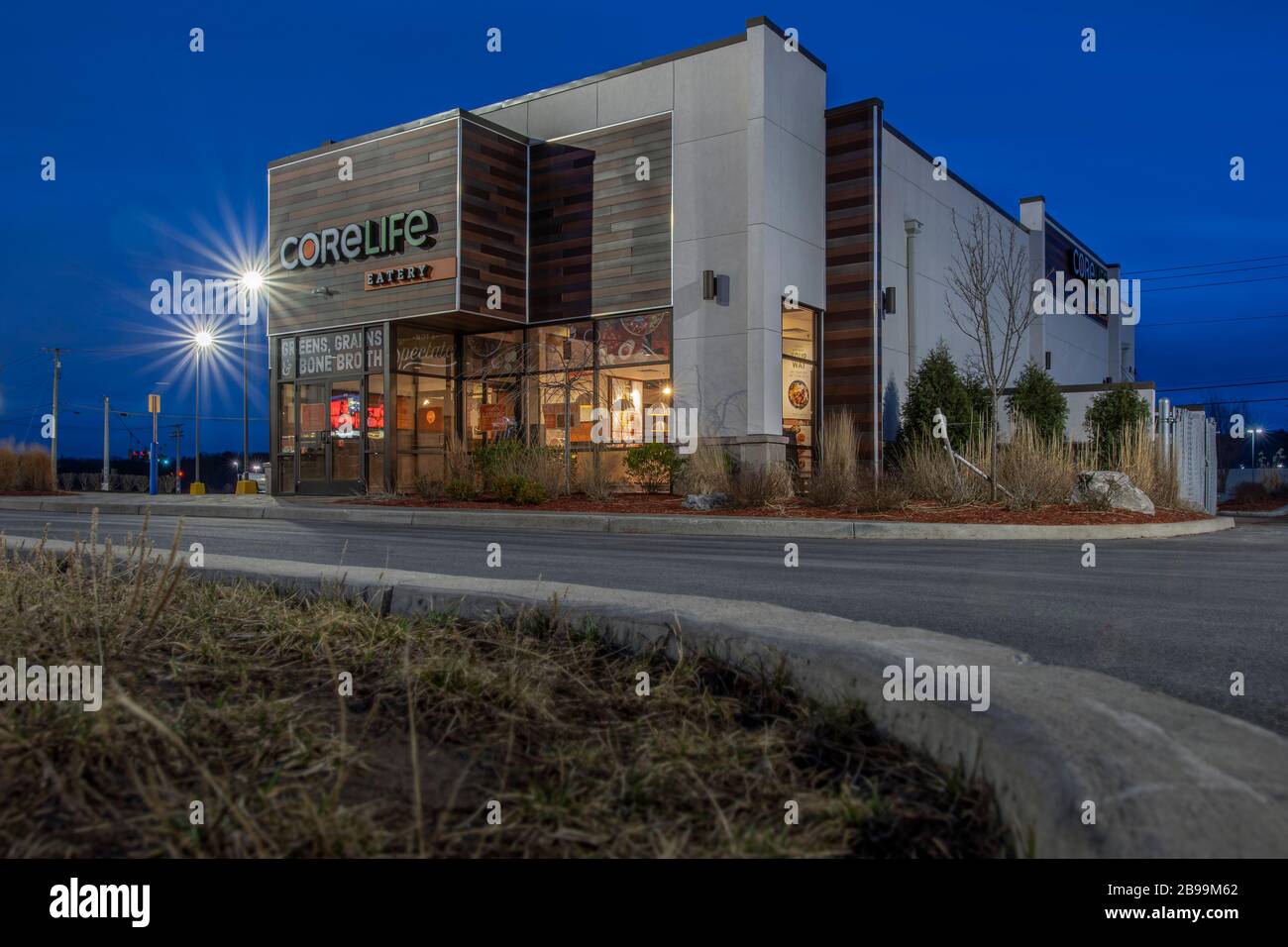 New Hartford, New York - 19 mars 2020 : vue nocturne du restaurant CoreLife Eatery dans l'État de New York, CoreLife Eatery est une récréation active américaine de style de vie Banque D'Images