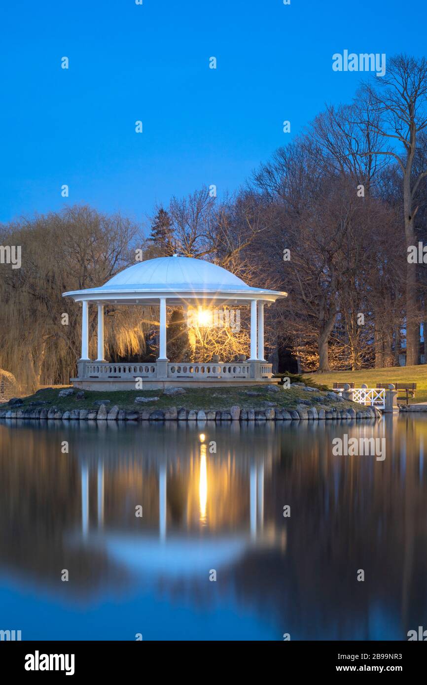 Vue sur la fermeture de nuit du lac Hiawatha Gazebo dans le parc Onondaga, connu localement sous le nom de Central Park à Syracuse, New York - l'un des plus visités Voyage Dest Banque D'Images