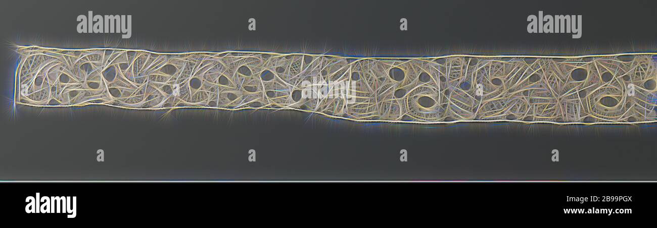 Bande de dentelle de tiroir avec cinq lobes motif entre formes organiques, Bande de dentelle tiroir naturel. La répétition et le remplissage figure est constituée d'un motif trilobé cinq entre deux formes organiques, qui sont reliés les uns aux autres au-dessus de la cinq-lobées motif. Les contours des motifs sont formés par des rubans en lin caillée avec bords ajourés et assez grandes découpes qui sont remplis dans ici et là d'une grille. Divers motifs ornementaux ont été appliqués dans le périmètre, y compris une masse de neige et de remplissage de l'impact d'Internet. Le haut et le bas de la bande sont finis tout droit, avec le bas Banque D'Images