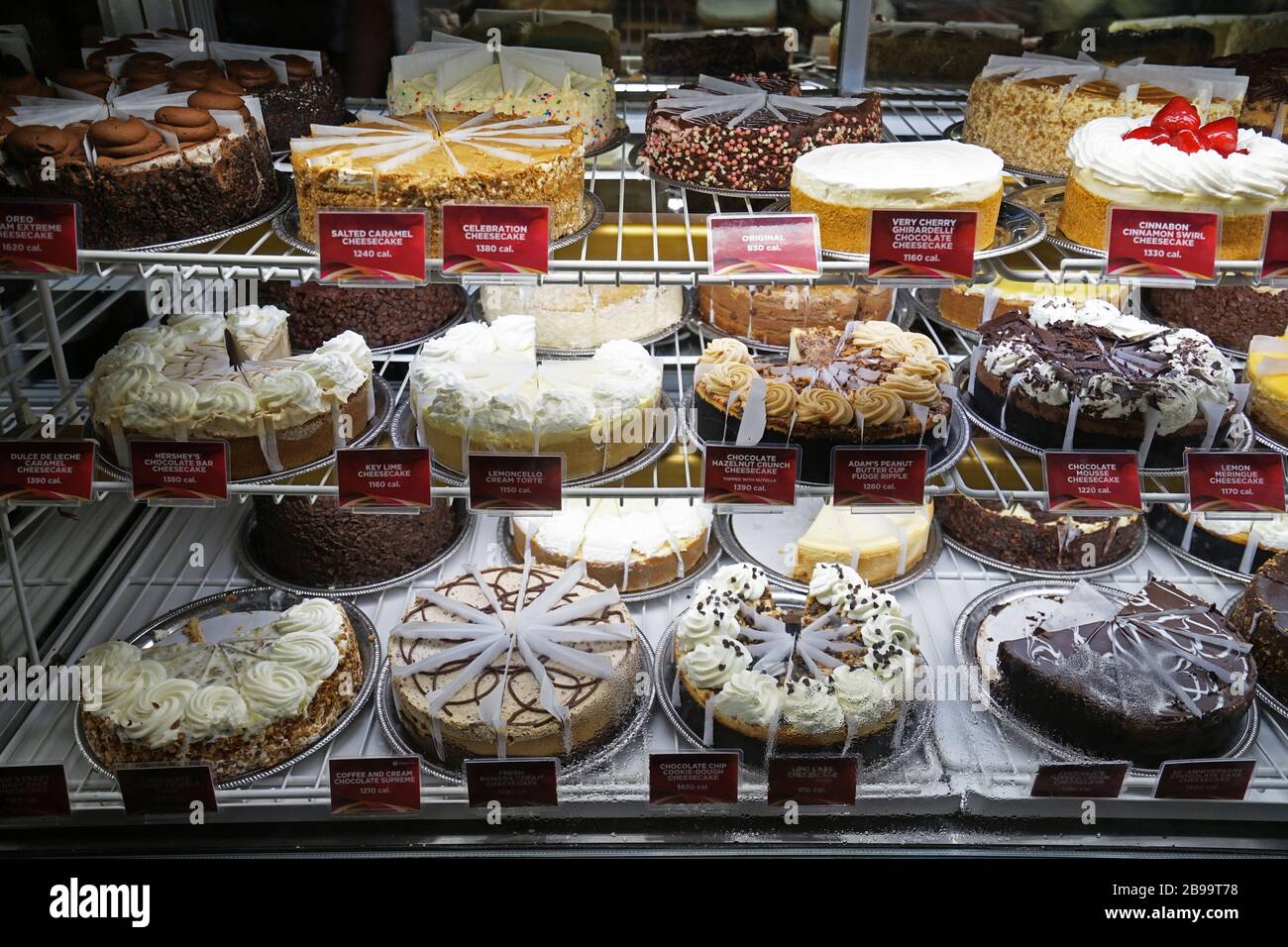 Des gâteaux de boulangerie aux saveurs variées sont exposés dans une armoire de pâtisserie locale et de restaurant - États-Unis Banque D'Images