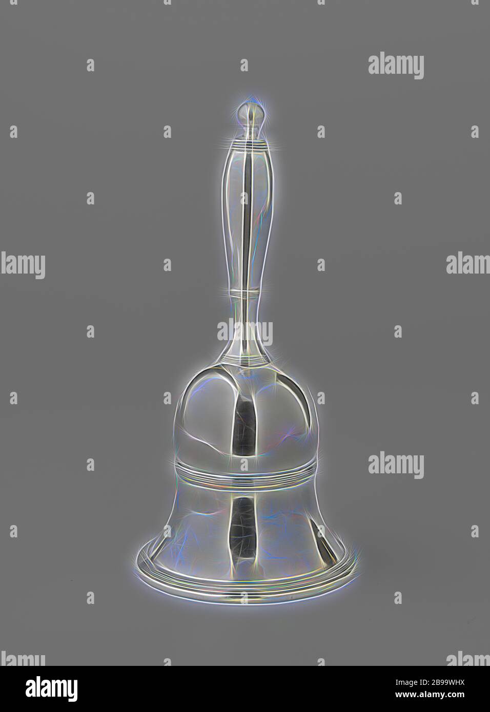 Cloche de table avec arêtes de congé, la cloche ronde en forme de cloche est constituée d'une section concave et convexe et est articulée en bas et à la séparation entre les deux sections par des arêtes de congé. La poignée en forme de poignée est légèrement attaché sur le dessous, puis elle s'élargit pour se rajeunir vers l'extrémité. Elle est articulée en haut et en bas et à un tiers de la hauteur par des arêtes de congé. Il est couronné par un bouton sphérique., Fa. W. Diemont en Zoon, Amsterdam, 1823, argent (métal), h 18.6 cm × d 8.7 cm × l 356 gr, repensé par Gibon, conception de chaleureux gai lumineux et Banque D'Images