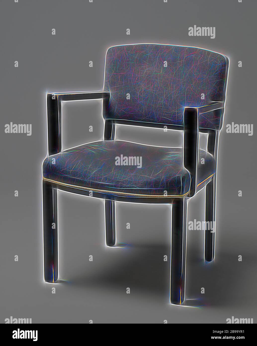 Fauteuil avec accoudoirs anguleux et couverte de bande bleue, Fauteuil de bois laqué noir reposant sur quatre pieds carrés. Les pattes avant sont droites et les pattes postérieures sont légèrement pliés et continuer à l'arrière. Le siège est réglé en quatre lignes, les deux lignes de côté qui sont droits et les lignes avant et arrière plié. Le bas de caisse le dossier est aussi tordue. Télévision accoudoirs angulaire délabré du centre du dossier et reste à l'avant, pas en ligne avec les pattes avant, sur la télévision, qui sont partiellement struts attaché à et en partie contre le siège. La main courante et le siège sont co Banque D'Images