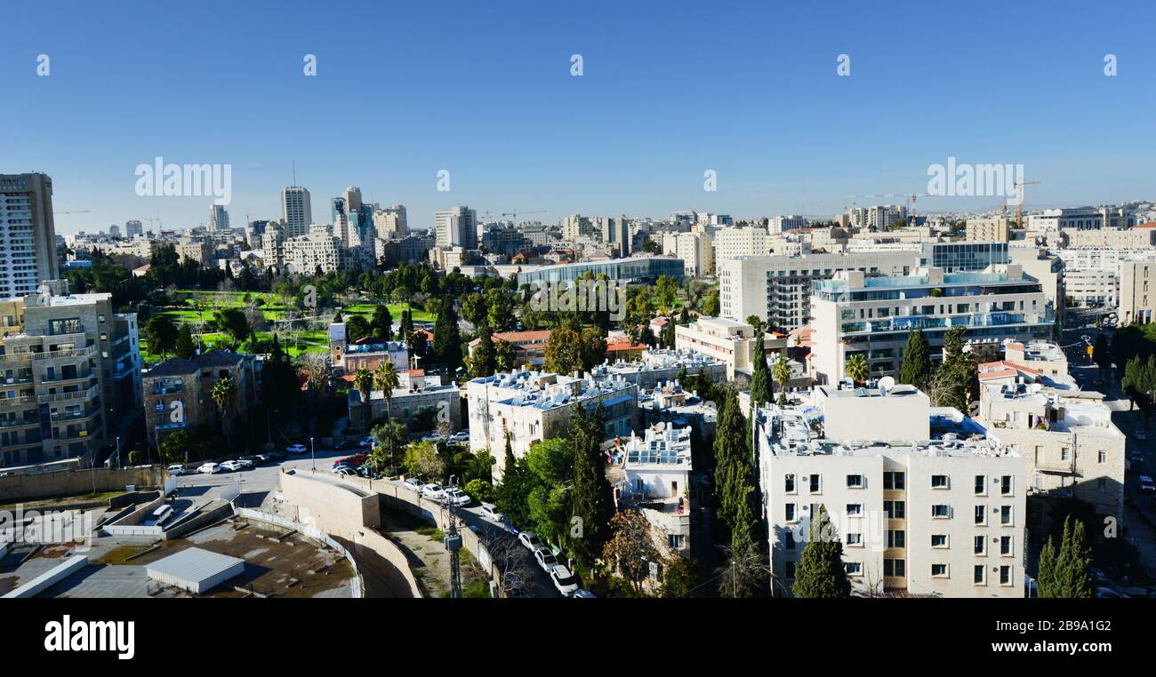 Vue sur le centre-ville de Jérusalem, y compris le parc de l'indépendance et le musée de la tolérance à Jérusalem. Banque D'Images