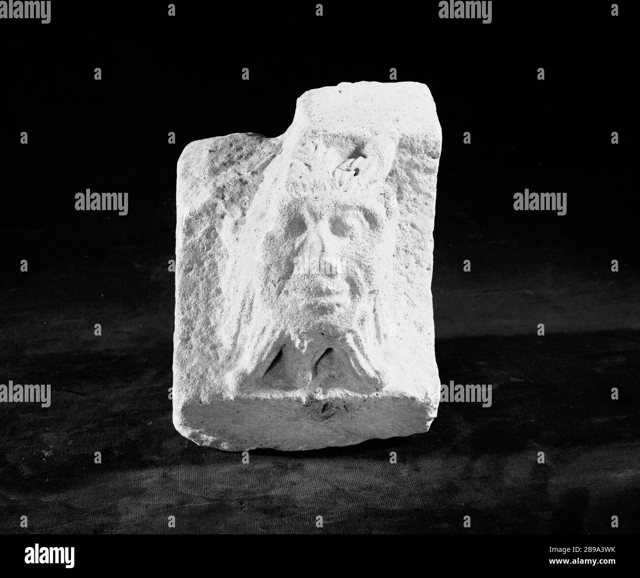 TÊTE DE REPRÉSENTATION ROMAINE SCULPTÉE PAR MODILLÓN (CAT. 255) Anonyme. Modillon sculpté romain représentant une tête (chat. 255). Pierre. Paris, musée Carnavalet. Banque D'Images