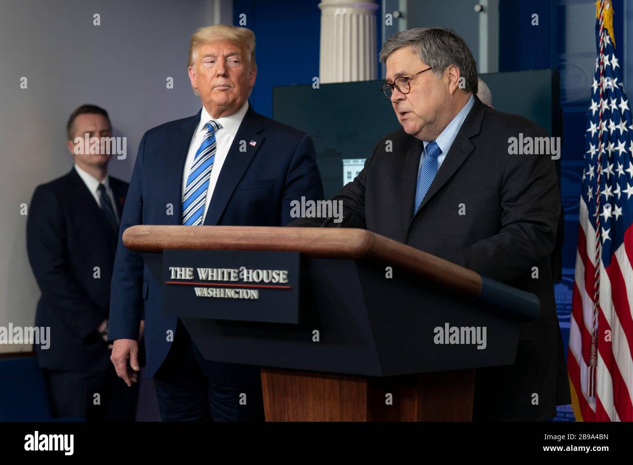 Washington DC, États-Unis. 23 mars 2020. Le président des États-Unis Donald J. Trump, à gauche, écoute les propos du procureur général des États-Unis William P. Barr, à droite, lors d'un exposé de presse des membres du groupe de travail Coronavirus à la Maison Blanche à Washington, DC, le lundi 23 mars 2020.crédit: Chris Kleponis/Pool via CNP /MediaPunch crédit: MediaPunch Inc/Alay Live News Banque D'Images