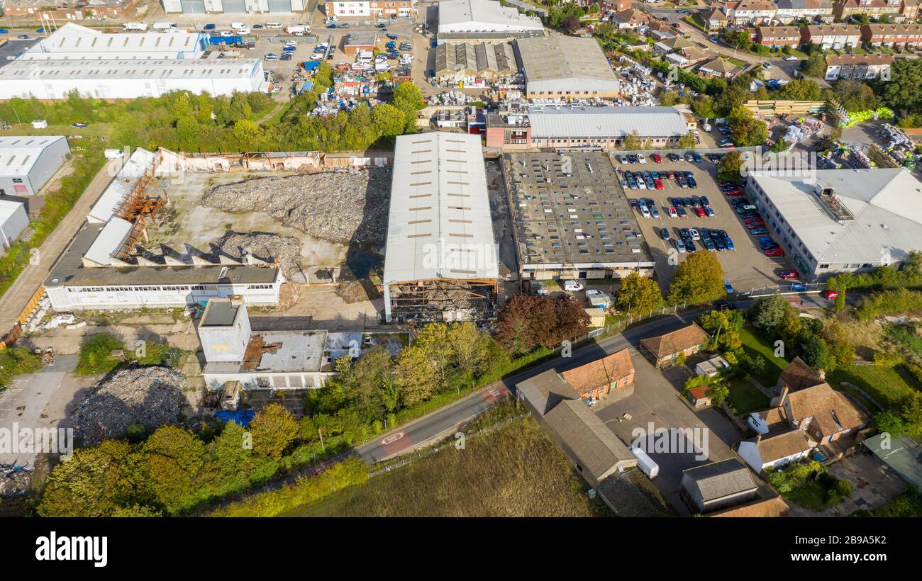 Vue aérienne d'un entrepôt détruit par un incendie et rempli de déchets, Margate, Kent, Royaume-Uni Banque D'Images