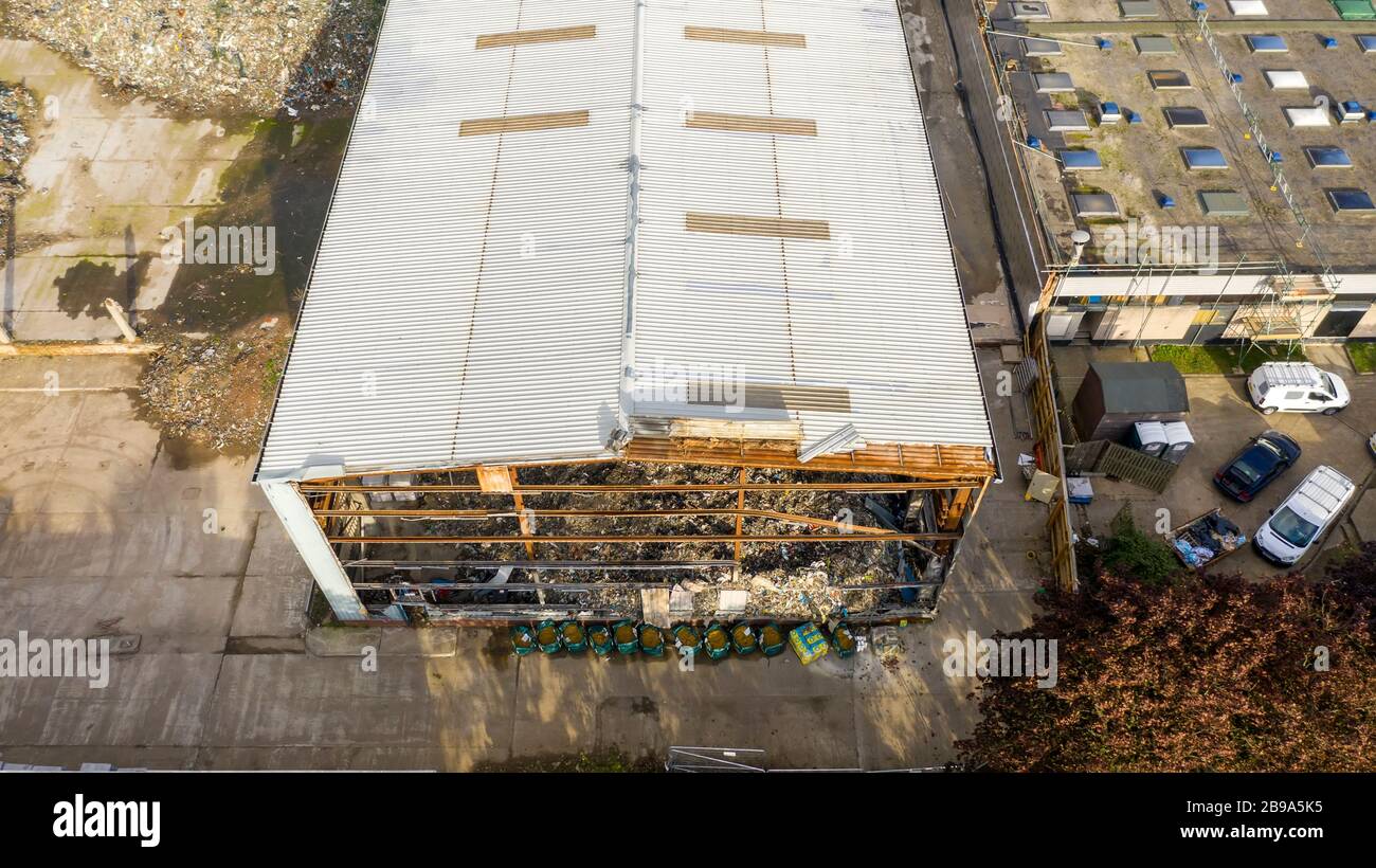 Vue aérienne d'un entrepôt détruit par un incendie et rempli de déchets, Margate, Kent, Royaume-Uni Banque D'Images