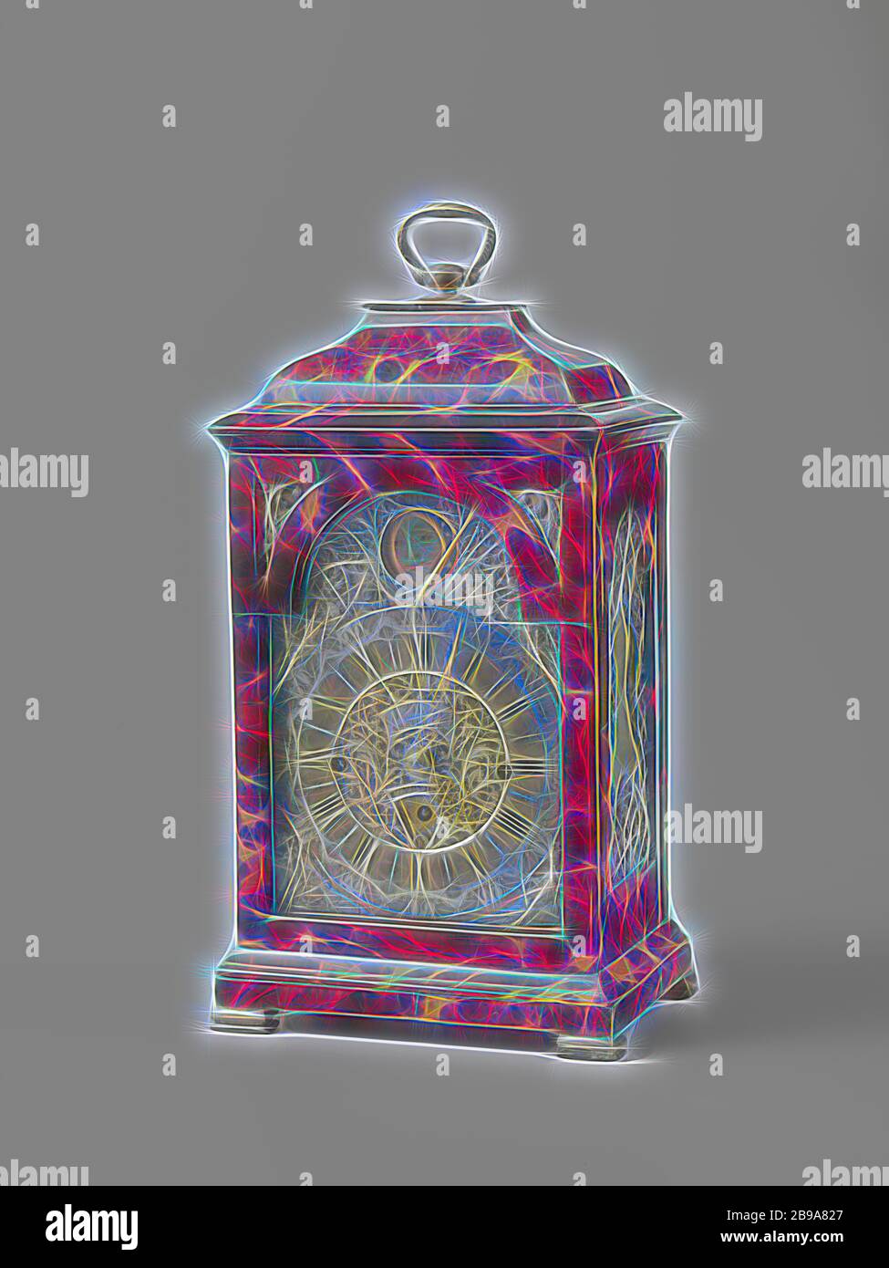 Horloge de table horloge de table horloge de Table, collée avec tortue sur base de noix. Elle repose sur des pieds d'argent plat articulé, a une plinthe profilée et un coussin en forme de couronne avec une poignée d'argent. La porte est voûté en haut sous la forme d'un arc. Le cadran argent a des figures féminines dans les coins, symbolisant les quatre continents, et dans les vignes d'acanthe arc avec des instruments de chaque côté d'une situation mensuelle et solaire. Les mains en laiton sont coupés et doré. Au milieu une indication du jour et la date et sur un cartouche, entouré de vignes, d'acanthe ajouré la signature N. Weylandt Amsterdam Banque D'Images