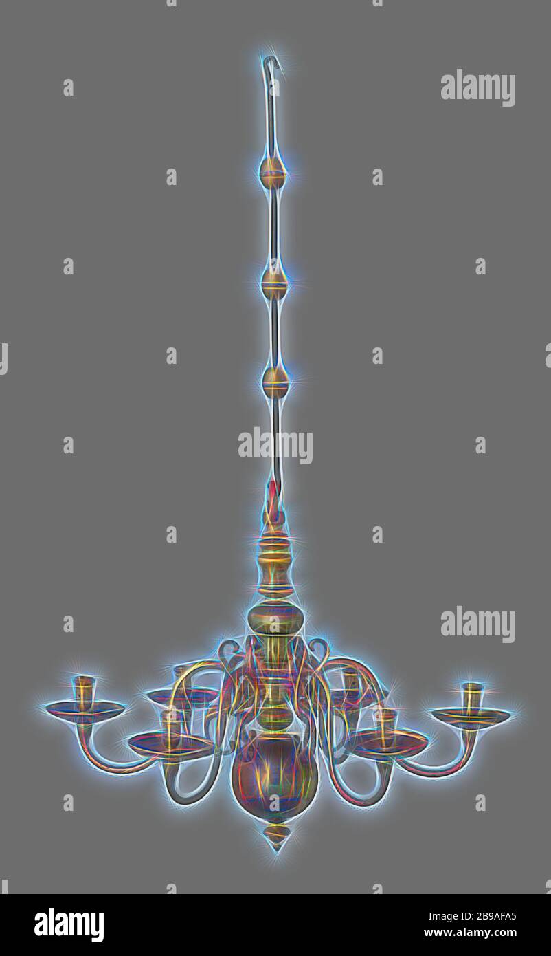 Chandelier, l'objet se compose d'une tige ronde en fer forgé, d'une goupille fendue en tôle de fer et des pièces suivantes en fonte de laiton et ensuite usinées sur le tour: L'anneau de suspension, une partie intermédiaire en forme de balustre, la partie principale avec la sphère de l'anneau de support, bouton, Six bras avec les pièges à graisses, les chandeliers et les épingles., anonyme, pays-Bas du Nord, 1700 - 1800, laiton (alliage), fer (métal), forge, h 60 cm × d 76 cm, réimaginé par Gibon, conception de chaleureux gai lumineux rayonnant de la luminosité et de rayons de lumière radiance. L'art classique réinventé avec une touche moderne. Photographie en petits Banque D'Images