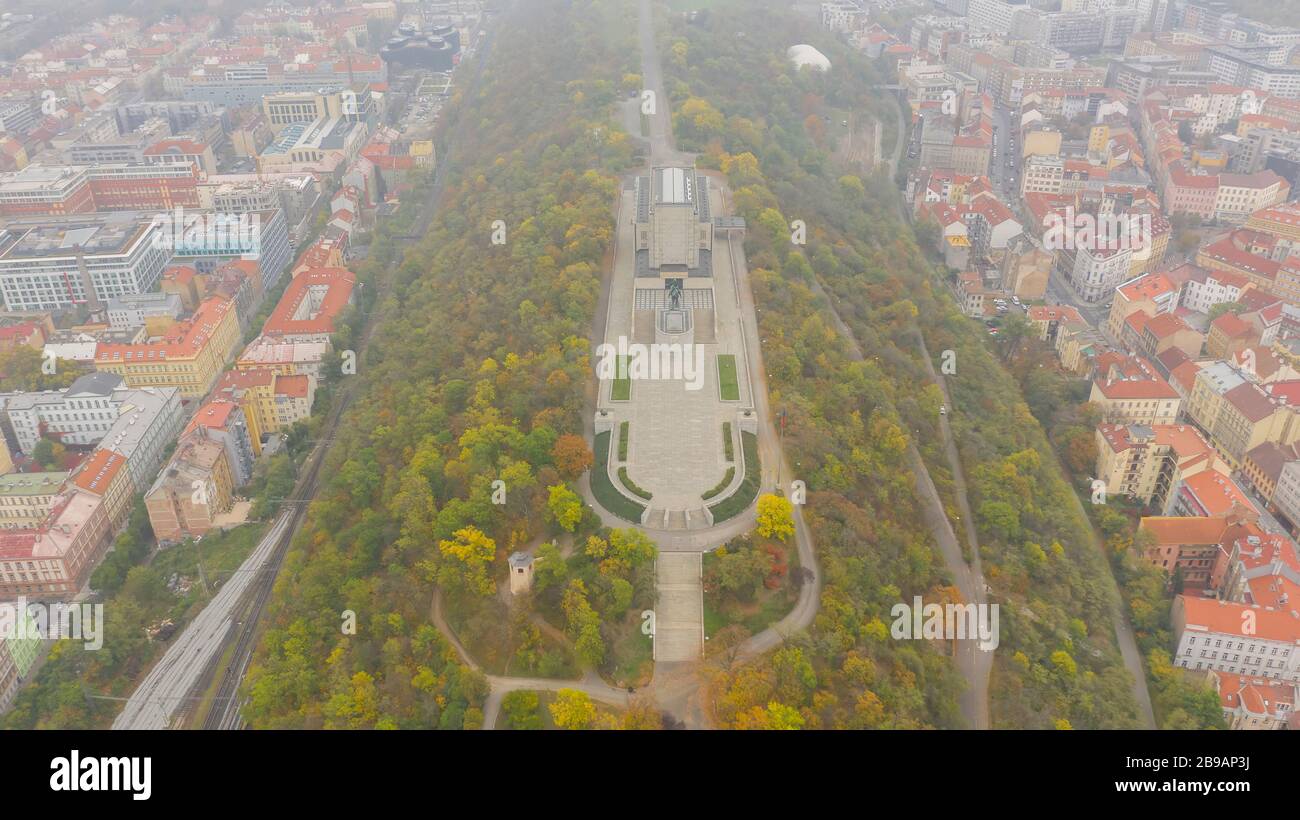 Vue aérienne du monument national sur la colline de Vitkov - Musée national de la guerre et du musée d'histoire, Prague, République tchèque Banque D'Images