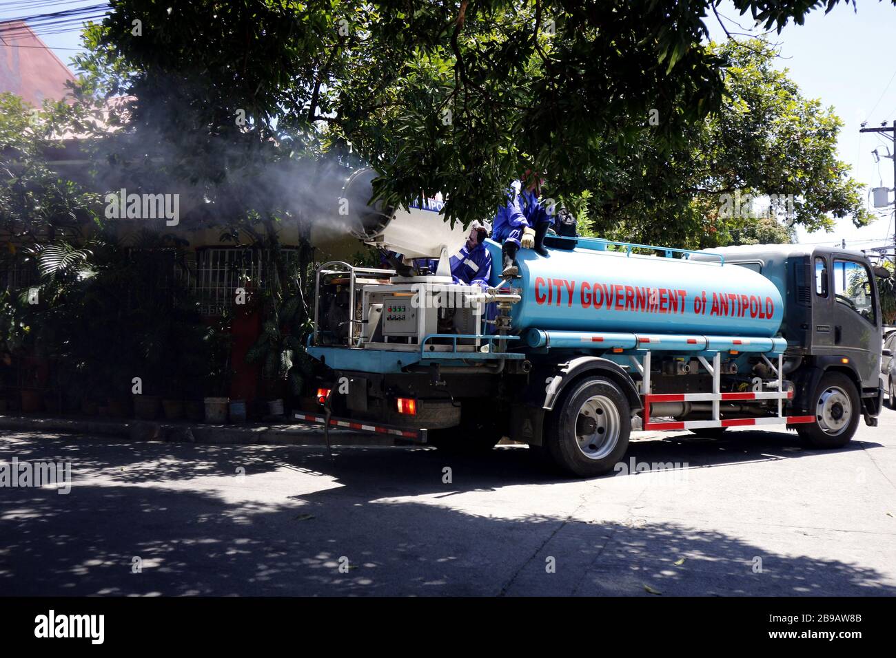 Antipolo City, Philippines - 23 mars 2020: Les travailleurs des administrations locales vaporiser du désinfectant en utilisant un camion à une communauté pendant l'affleurement du virus Covid 19 Banque D'Images