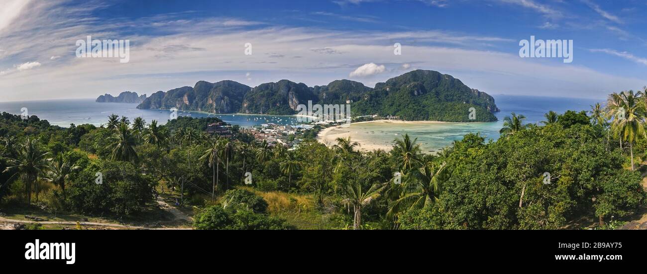 Paysage panoramique vue panoramique sur la plage des îles Phi Phi, un paradis tropical destination de voyage à la mer d'Andaman, la côte de Thaïlande Banque D'Images