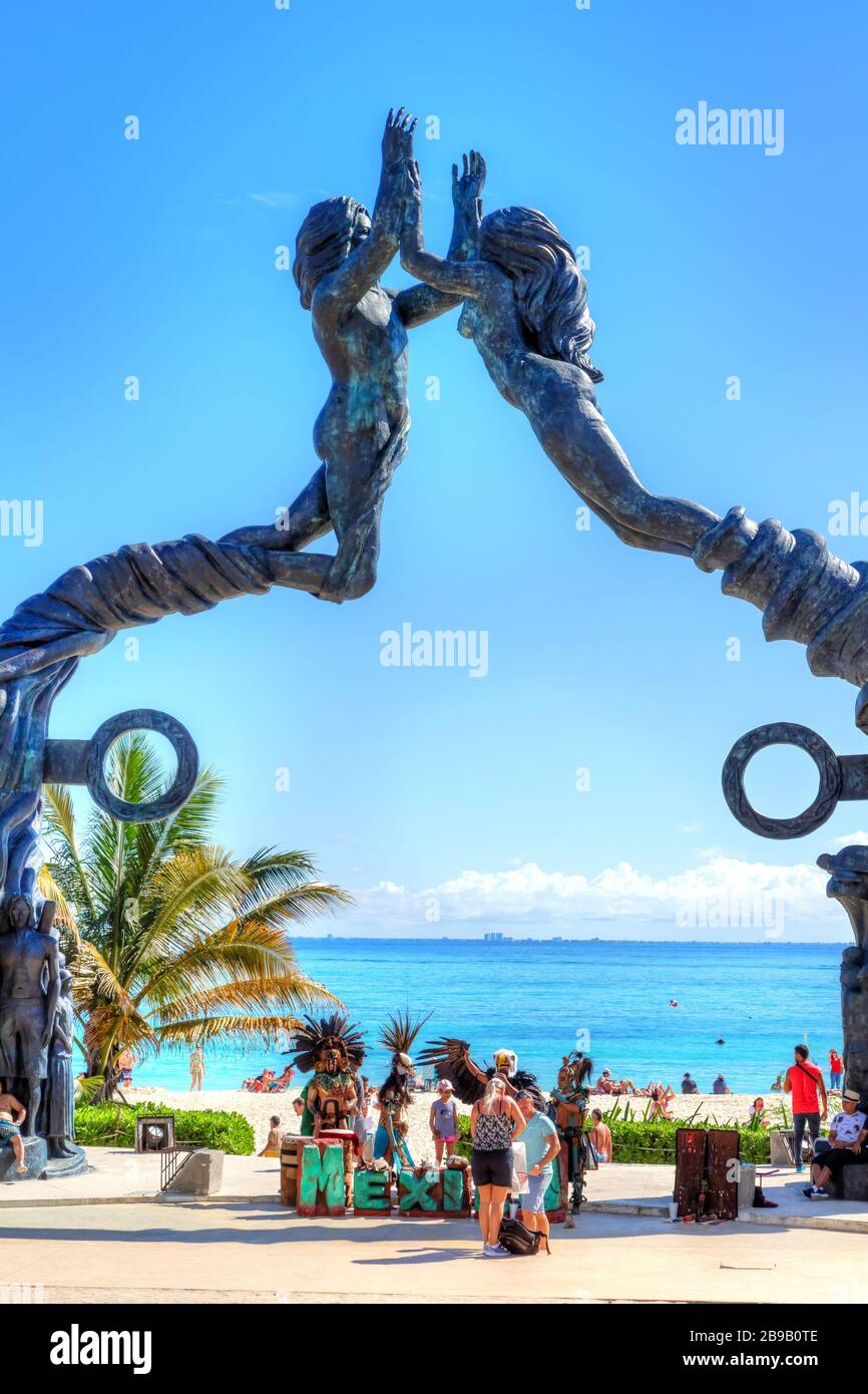 PLAYA DEL CARMEN, MEXIQUE - DEC. 26, 2019: Les visiteurs se mêlent sur la plage du parc Fundadores à Playa del Carmen sur la côte des Caraïbes de la Riviera Maya avec l Banque D'Images