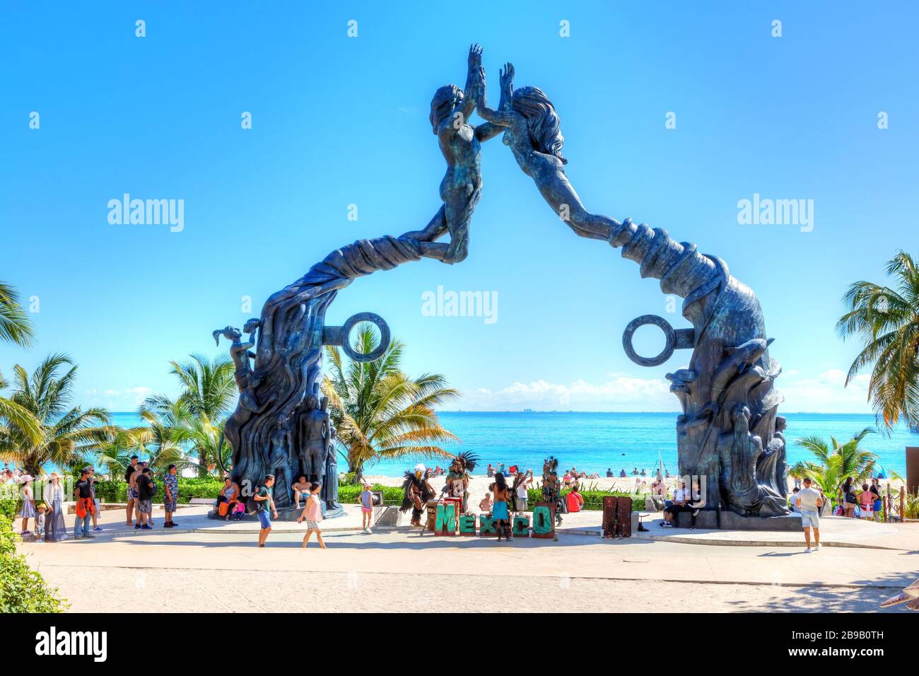 PLAYA DEL CARMEN, MEXIQUE - DEC. 26, 2019: Les visiteurs se mêlent sur la plage du parc Fundadores à Playa del Carmen sur la côte des Caraïbes de la Riviera Maya avec p Banque D'Images