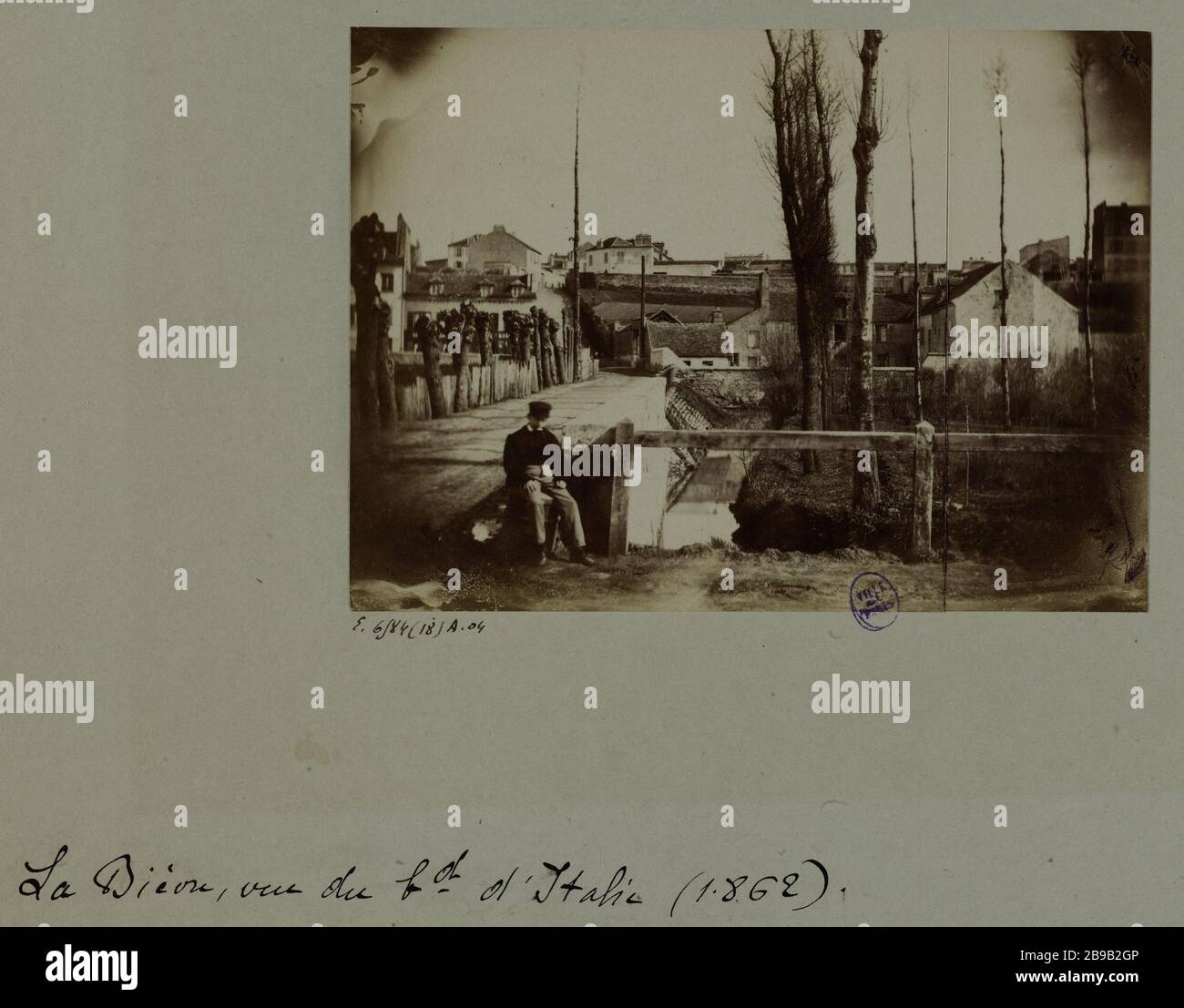 BIEVRE VUE SUR LE BOULEVARD ITALIEN (ACTUELLEMENT BOULEVARD AUGUSTE BLANQUI), 13ÈME ARRONDISSEMENT, PARIS la Bièvre, vue du boulevard d'Italie (actuellement boulevard Auguste Blanqui), Paris Paris (XIIIème arr.). 1862. Photographie anonyme. Paris, musée Carnavalet. Banque D'Images
