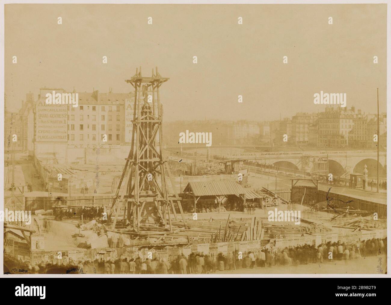 Mai 1858. Déplacement de la fontaine Palm Tree. Déplacement de la fontaine de Palm, place du Châtelet, premier arrondissement Déplacement de la fontaine du Palmier, place du Châtelet. Paris (Ier arr.). Photo de Charles Marville (1813-1879). Rage sur papier alluminé à partir de partir d'un né sur verre au humide collodion. 5 mai 1858. Paris, musée Carnavalet. Banque D'Images