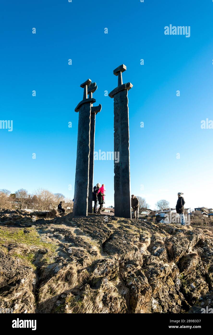 Les touristes visitent l'attraction la plus célèbre de Stavanger, Sword in Rock monument, Norvège, février 2018. Le monument est dévoilé par le roi norvégien Olav Banque D'Images