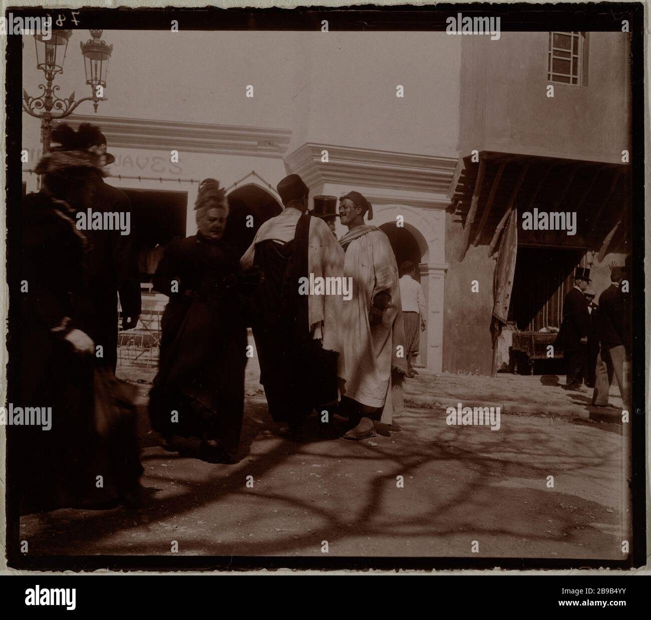 EXPOSITION UNIVERSELLE DE 1900 : FEMMES ET ÉTRANGERS, 7ÈME ARRONDISSEMENT, PARIS exposition universelle de 1900 : femmes et étrangers, Paris (VIIIème arr.). Photographie anonyme. Paris, musée Carnavalet. Banque D'Images