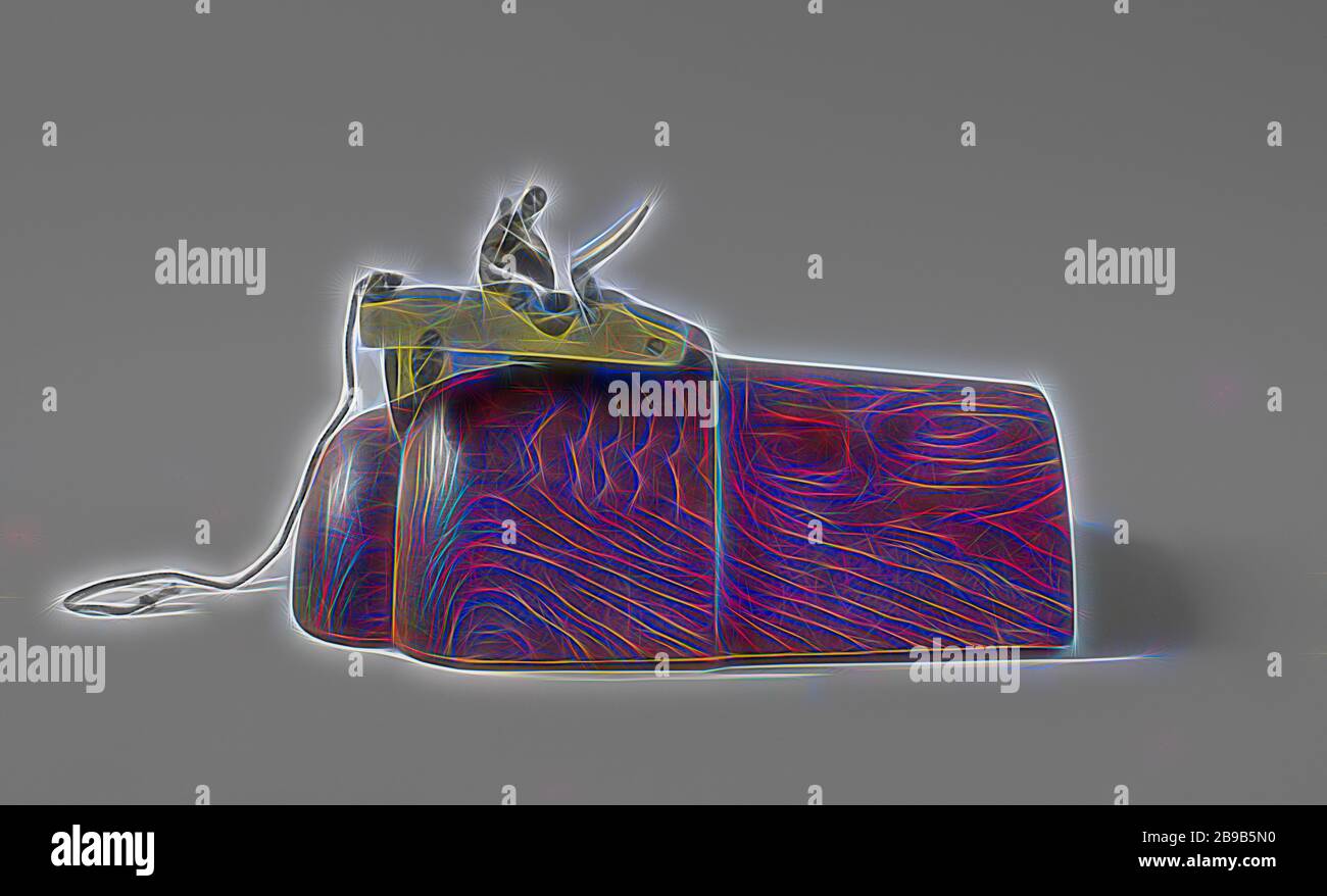 Déverrouillage (Flintlock) sur une culasse Dummy ou une Carronade 12-Pounder, Flint lock sur le modèle en bois de la coquille d'une carronade de 12-livre. Le verrou est doté d'un corps en laiton avec mécanisme de verrouillage en fer, d'un couvercle de rooster et d'un couvercle de casserole. Le verrou est monté sur le côté droit du trou solaire avec une goupille dans le support de verrouillage et une vis à travers. La cuve et le couvercle de la cuve sont courts, la cuve est dotée d'un trou à travers lequel la flamme est guidée par le trou solaire. Il manque une partie de l'élévation finale de la culasse en bois., Rijkswerf Vlissingen, Flushing, 1820, bois (matériau végétal), laiton (alliage), fer (métal), h 23 cm × W 39 cm × d 29 cm, repensé Banque D'Images