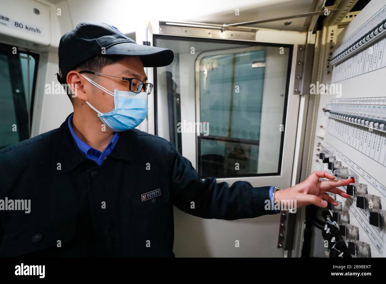 Wuhan, la province chinoise de Hubei. 23 mars 2020. Le membre du personnel WAN Jiaolin contrôle le système de freinage sur un train de métro dans un dépôt de train à Wuhan, dans la province de Hubei en Chine centrale, le 23 mars 2020. Le public a besoin de se faire inscrire en vrai nom pour prendre les transports publics ou les taxis à Wuhan, capitale de la province de Hubei en Chine centrale, a déclaré dimanche les autorités. Crédit: Shen Bohan/Xinhua/Alay Live News Banque D'Images