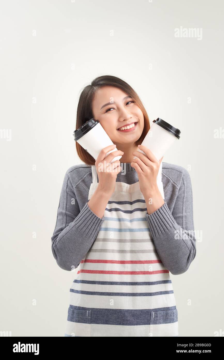 Portrait de gentille sympathique fille agréable donnant deux grand Latte isolé sur fond gris copie-espace Banque D'Images