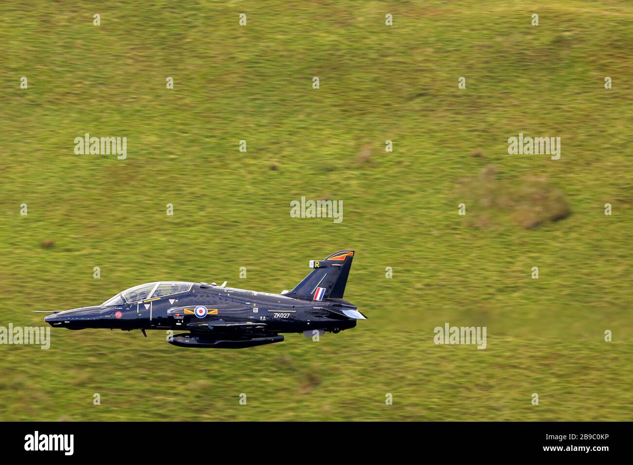 Avion de formation Hawk T 2 de la Royal Air Force lors d'un vol d'entraînement au Pays de Galles, au Royaume-Uni. Banque D'Images