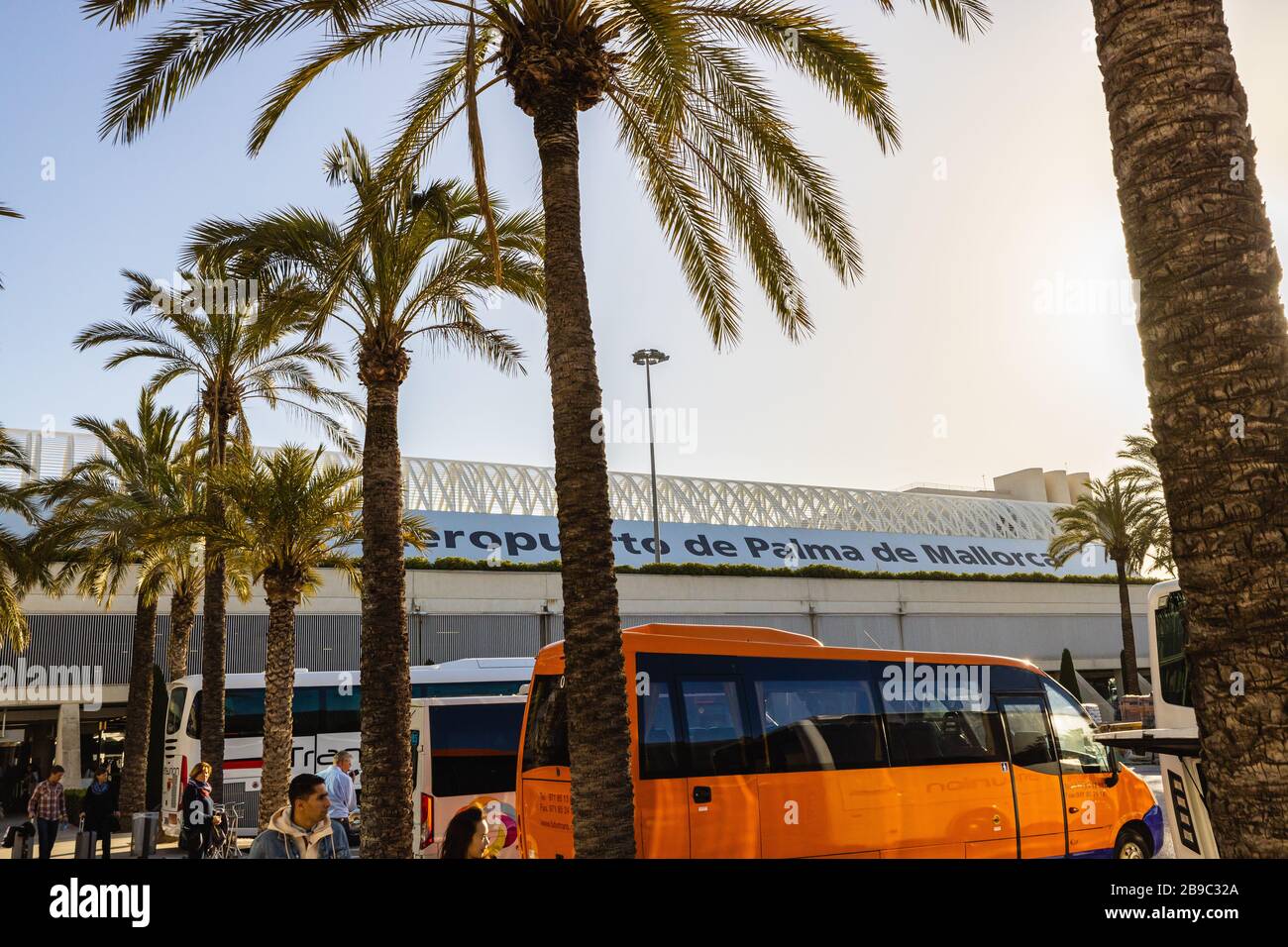 Palma di Mallorca, Espagne - 02/28/2020: Entrée de l'aéroport Palma di Mallorca avec palmiers, le jour ensoleillé Banque D'Images