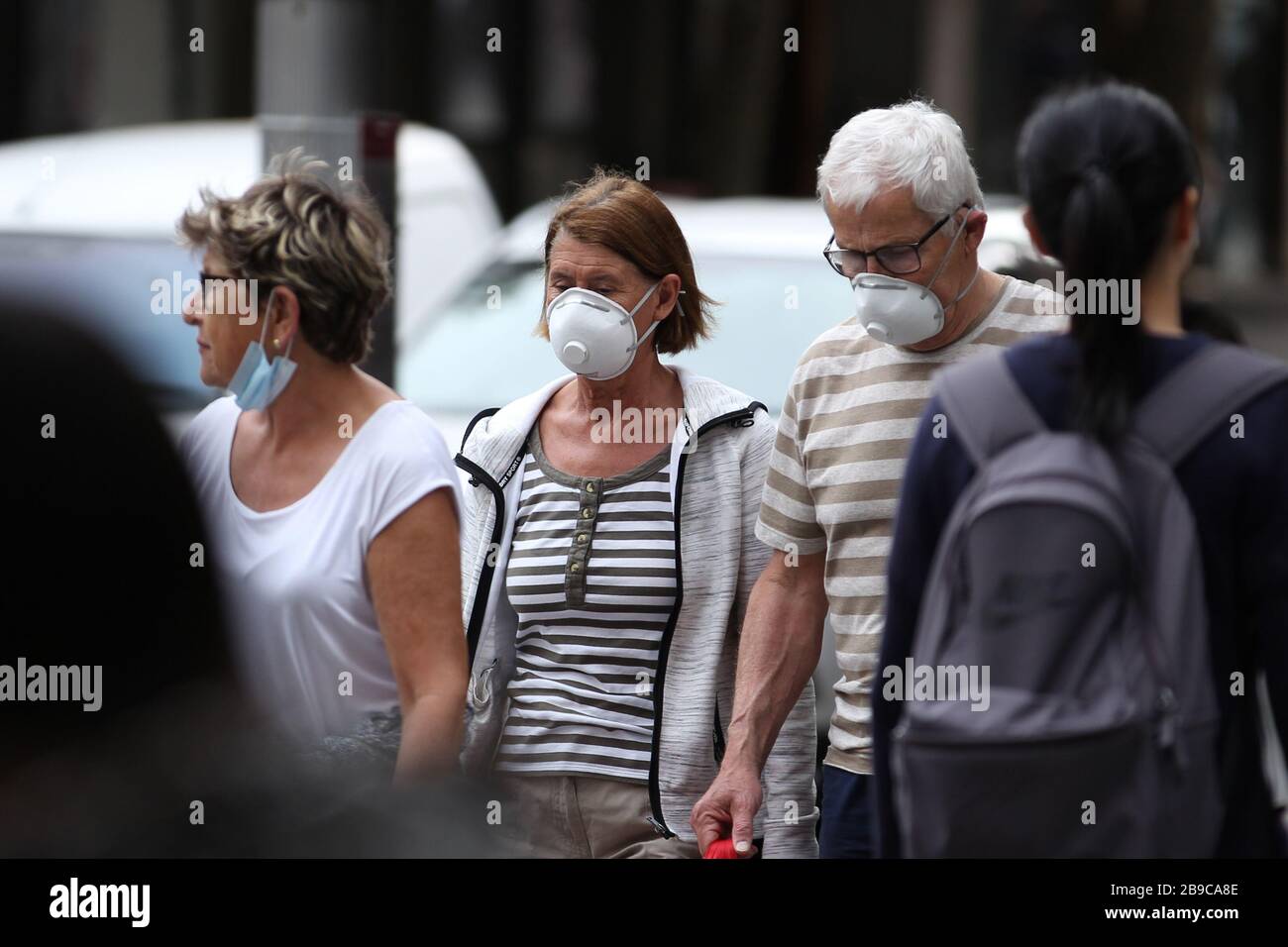 SYDNEY, AUSTRALIE, 24 mars 2020, trois touristes caucasiens âgés sont vus dans les rues de la CDB de Sydney à la suite de la réponse du gouvernement à l’épidémie de coronavirus à la fermeture d’entreprises non essentielles et à la limitation du contact physique entre les personnes. Crédit: Sebastian Reategui/Alay Live News Banque D'Images