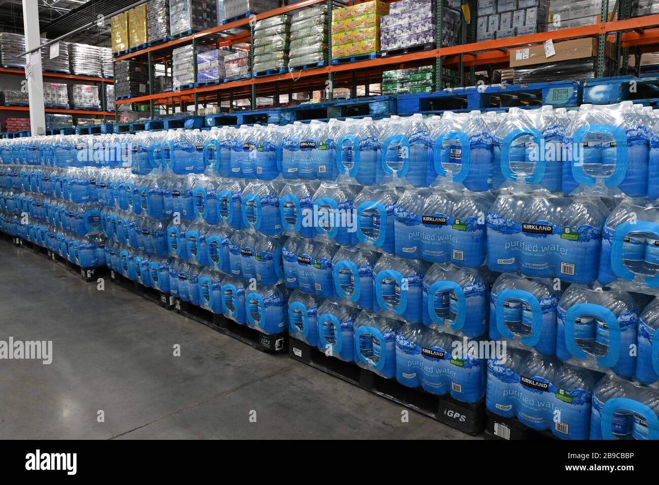 Kirkland bouteilles d'eau sur palettes chez Costco Wholesale au milieu du  coronavirus COVID-19 pandémie mondiale, lundi 23 mars 2020, à Inglewood,  Californie photo via Newscom Photo Stock - Alamy